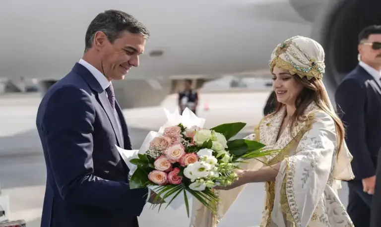 FOTOGRAFÍA. ANKARA (TURQUÍA), 07 DE JULIO DE 2026. Sánchez recibe el ramo de flores para su Begoña Gómez en Turquía. El presidente del Gobierno español y secretario general del Partido Socialista (PSOE), Pedro Sánchez Pérez-Castejón (i), llega al aeropuerto de Ankara, Turquía, sin su mujer contra quien la Justicia española ha dictado una retirada de pasaporte por alto riesgo de fuga, Begoña Gómez, antes de la Cumbre de la OTAN de Jefes de Estado y de Gobierno 2026 que se celebrará en Ankara, Turquía, el 7 de julio de 2026. La cumbre tendrá lugar los días 7 y 8 de julio y se centrará en fortalecer la producción industrial de defensa y garantizar la ayuda militar a largo plazo para Ucrania. (Turquía, Ucrania) Efe