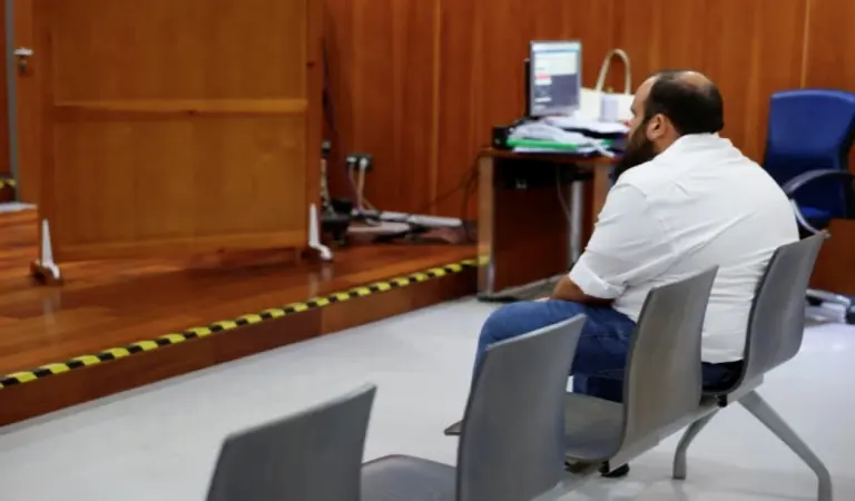 FOTOGRAFÍA. MÁLAGA (ANDALUCÍA) ESPAÑA, 09 DE JULIO DE 2026. El sacerdote Padre Fran, condenado por 4 agresiones sexuales, tres de ellas con penetración en Málaga. Detalle de una imagen del juicio contra el sacerdote malagueño de 35 años acusado de sedar y agredir sexualmente a cuatro mujeres entre 2014 y 2018. Efe