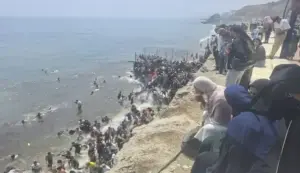 FOTOGRAFÍA. CEUTA (ESPAÑA), 30 DE JULIO DE 2026. Invasión de Ceuta. Miles de jóvenes marroquíes se dirigieron este jueves a la frontera entre Castillejos (Marruecos) y Ceuta (España) para tratar de cruzar la valla que separa las dos ciudades. Efe