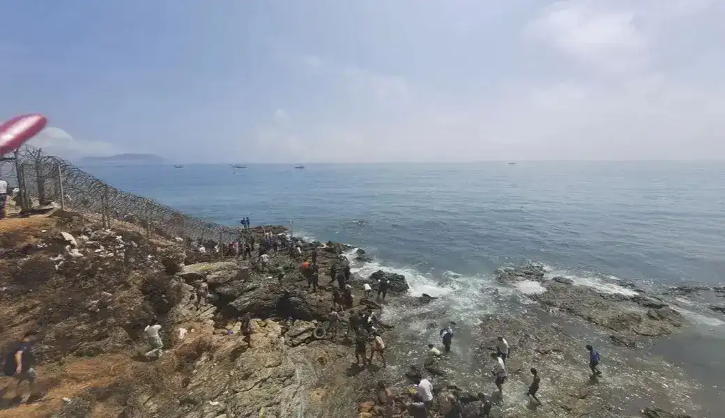 FOTOGRAFÍA. CEUTA (ESPAÑA), 30 DE JULIO DE 2026. Invasión de Ceuta. Miles de jóvenes marroquíes se dirigieron este jueves a la frontera entre Castillejos (Marruecos) y Ceuta (España) para tratar de cruzar la valla que separa las dos ciudades. Efe