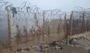 FOTOGRAFÍA. CEUTA (ESPAÑA), 30 DE JULIO DE 2026. Miles de marroquíes siguen llegando a Ceuta. Miles de inmigrantes ilegales marroquíes siguen llegando a la localidad marroquí de Castillejos con la intención de cruzar a la ciudad española de Ceuta. Efe