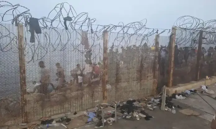 FOTOGRAFÍA. CEUTA (ESPAÑA), 30 DE JULIO DE 2026. Miles de marroquíes siguen llegando a Ceuta. Miles de inmigrantes ilegales marroquíes siguen llegando a la localidad marroquí de Castillejos con la intención de cruzar a la ciudad española de Ceuta. Efe
