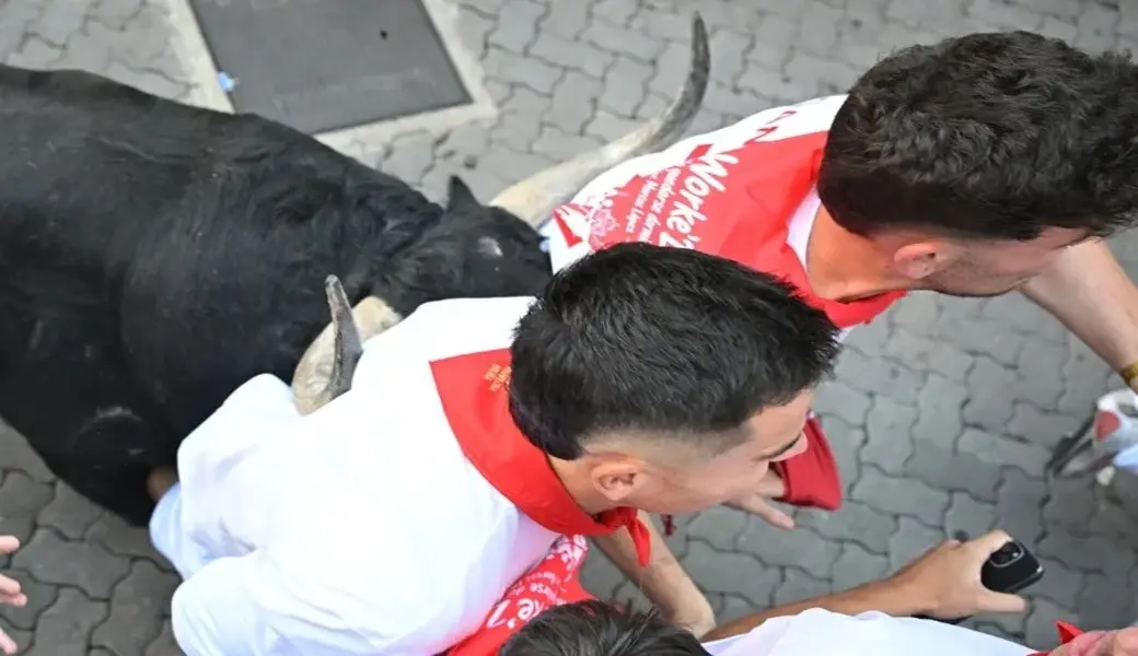 FOTOGRAFÍA. PAMPLONA (NAVARRA) ESPAÑA, 07 DE JULIO DE 2026. Carrera rápida y emocionante sin heridos por asta de Sanfermines 2026. Dos mozos perseguidos cabeceados por uno de los toros de la ganadería gaditana de Fuente Ymbro. Efe