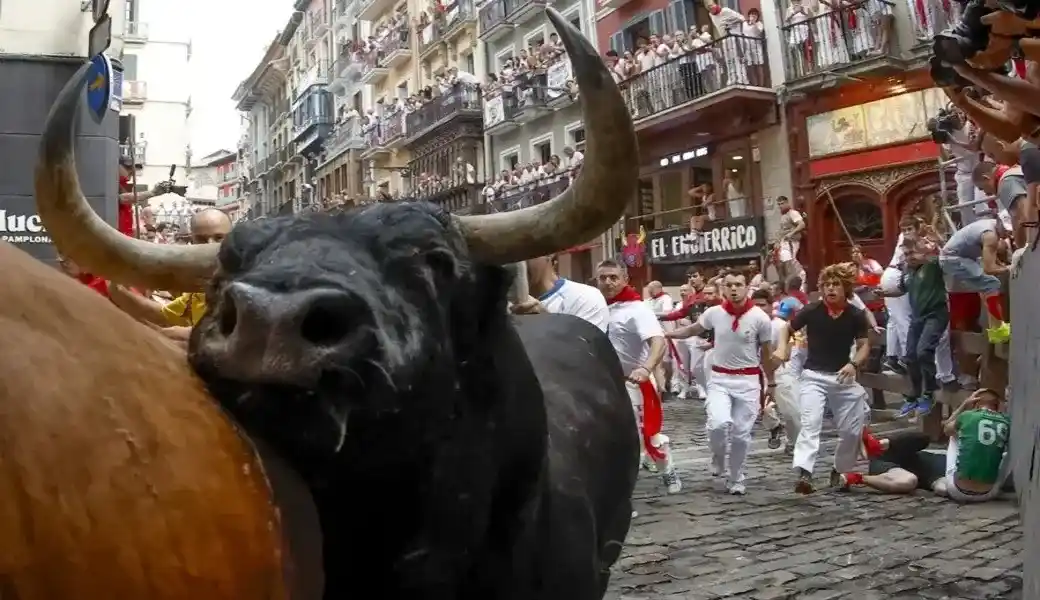 FOTOGRAFÍA. PAMPLONA (NAVARRA) ESPAÑA, 10 DE JULIO DE 2026. Cuarto encierro Sanfermines: Dos heridos, uno de ellos en la UCI. Los toros de la ganadería Alvaro Núñez en el tramo que va desde el final de la cuesta de Santo Domingo a la curva de Mercaderes este viernes durante el cuarto encierro de los Sanfermines 2026 en Pamplona. Efe