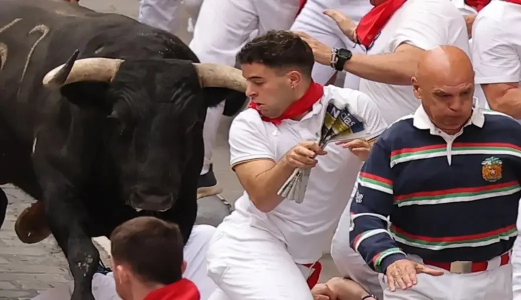 FOTOGRAFÍA. PAMPLONA (NAVARRA) ESPAÑA, 10 DE JULIO DE 2026. Cuarto encierro Sanfermines: Dos heridos, uno de ellos en la UCI. Los toros de la ganadería Alvaro Núñez en el tramo que va desde el final de la cuesta de Santo Domingo a la curva de Mercaderes este viernes durante el cuarto encierro de los Sanfermines 2026 en Pamplona. Efe
