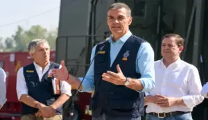 FOTOGRAFÍA. BURGOHONDO (ÁVILA CASTILLA Y LEÓN) ESPAÑA, 30 DE JULIO DE 2026. Pedro Sánchez viaja a Ceuta para conocer la entrada masiva de marroquíes a España. El presidente del Gobierno de España y secretario general del Partido Socialista (PSOE), Pedro Sánchez Pérez-Castejón (d); junto a su ministro del Interior, Fernando Grande-Marlaska Gómez (i); interviene ante la prensa durante su visita este jueves al Puesto de Mando Avanzado (PMA) del incendio de Burgohondo, instalado en la localidad abulense de Navaluenga. Efe