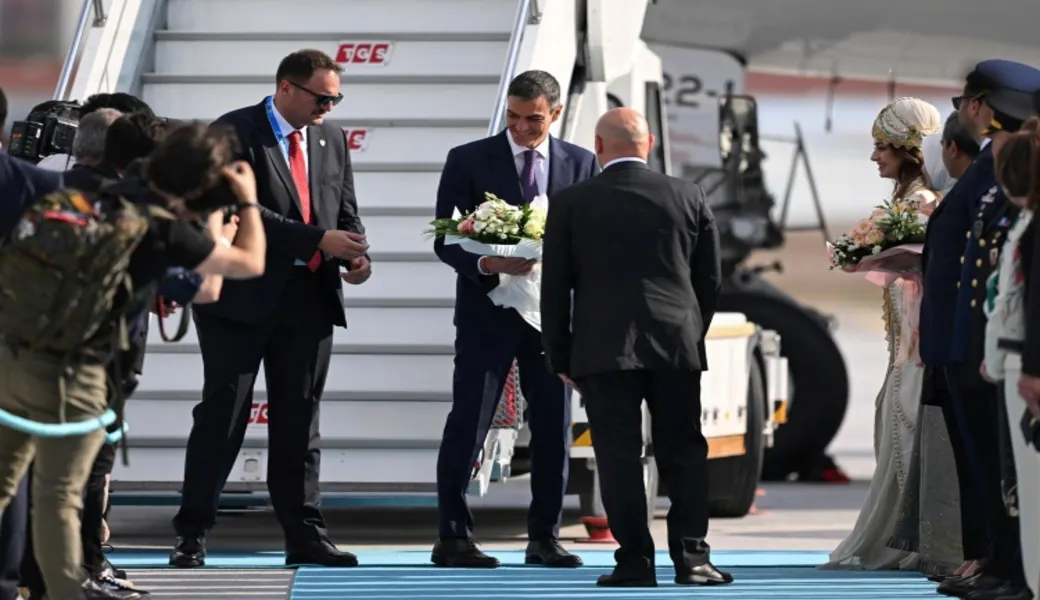 FOTOGRAFÍA. ANKARA (TURQUÍA), 07 DE JULIO DE 2026. Sánchez recibe el ramo de flores para su Begoña Gómez en Turquía. El presidente del Gobierno español y secretario general del Partido Socialista (PSOE), Pedro Sánchez Pérez-Castejón (c), llega al aeropuerto de Ankara, Turquía, sin su mujer contra quien la Justicia española ha dictado una retirada de pasaporte por alto riesgo de fuga, Begoña Gómez, antes de la Cumbre de la OTAN de Jefes de Estado y de Gobierno 2026 que se celebrará en Ankara, Turquía, el 7 de julio de 2026. La cumbre tendrá lugar los días 7 y 8 de julio y se centrará en fortalecer la producción industrial de defensa y garantizar la ayuda militar a largo plazo para Ucrania. (Turquía, Ucrania) Efe