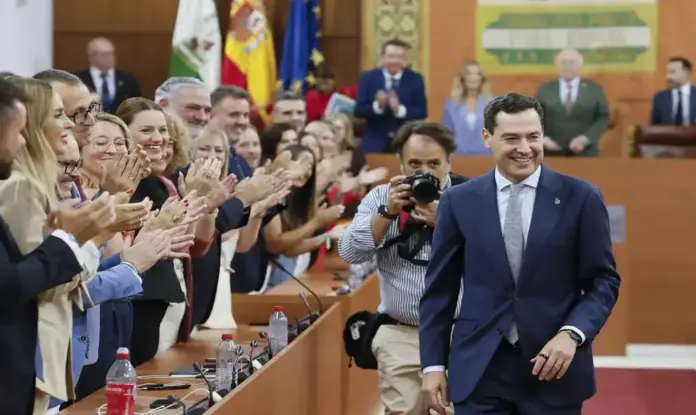 fe786c809ac81e7f540eb26fdbde83e3 FOTOGRAFÍA. SEVILLA (ANDALUCÍA) ESPAÑA, 02 DE JULIO DE 2026. Las negociaciones VOX y PP han tenido «tiranteces» y «cesiones por ambas partes». En la imagen, el candidato del Partido Popular (PP) a la investidura y presidente en funciones del Gobierno autonómico de la Junta de Andalucía, Juan Manuel Moreno Bonilla (Juanma Moreno Bonilla), tras la segunda votación después de ser reelegido como presidente de la Junta este jueves en el parlamento andaluz con los votos a favor de VOX de Manuel Gavira Florentino y los del PP, pocas horas de que ambas formaciones han firmado un Acuerdo de Gobierno de coalición en este mismo Palacio del Parlamento de Andalucía. Efe