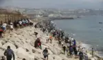 FOTOGRAFÍA. CASTILLEJOS (MARRUECOS)/CEUTA (ESPAÑA), 30 DE JULIO DE 2026. Ceuta, la UE ofrece apoyo operativo, financiero y Frontex a España. Miles de inmigrantes ilegales, jóvenes marroquíes, llegaron este jueves a la frontera entre Castillejos (Marruecos) y Ceuta para tratar de cruzar la valla que separa las dos ciudades, según pudo comprobar Efe. Cientos de ellos saltaron las vallas de protección, que no estaban custodiadas en ese momento por policías, y accedieron a Ceuta. Efe