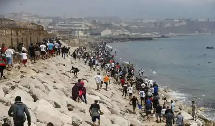 invasión de Ceuta por parte de miles de inmigrantes marroquíes, desde castillejos (Marruecos), Ceuta, la UE ofrece apoyo operativo, financiero y Frontex a España (1) FOTOGRAFÍA. CASTILLEJOS (MARRUECOS)/CEUTA (ESPAÑA), 30 DE JULIO DE 2026. Ceuta, la UE ofrece apoyo operativo, financiero y Frontex a España. Miles de inmigrantes ilegales, jóvenes marroquíes, llegaron este jueves a la frontera entre Castillejos (Marruecos) y Ceuta para tratar de cruzar la valla que separa las dos ciudades, según pudo comprobar Efe. Cientos de ellos saltaron las vallas de protección, que no estaban custodiadas en ese momento por policías, y accedieron a Ceuta. Efe