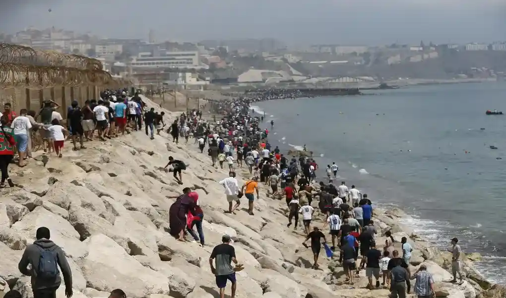 FOTOGRAFÍA. CASTILLEJOS (MARRUECOS)/CEUTA (ESPAÑA), 30 DE JULIO DE 2026. Ceuta, la UE ofrece apoyo operativo, financiero y Frontex a España. Miles de inmigrantes ilegales, jóvenes marroquíes, llegaron este jueves a la frontera entre Castillejos (Marruecos) y Ceuta para tratar de cruzar la valla que separa las dos ciudades, según pudo comprobar Efe. Cientos de ellos saltaron las vallas de protección, que no estaban custodiadas en ese momento por policías, y accedieron a Ceuta. Efe