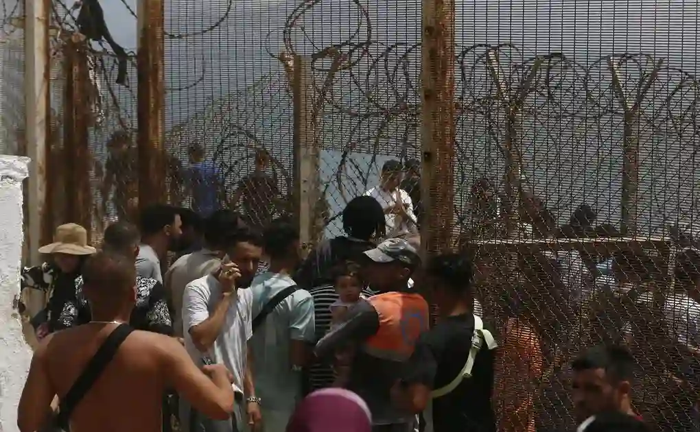 FOTOGRAFÍA. CASTILLEJOS (MARRUECOS)/CEUTA (ESPAÑA), 30 DE JULIO DE 2026. Ceuta, la UE ofrece apoyo operativo, financiero y Frontex a España. Miles de inmigrantes ilegales, jóvenes marroquíes, llegaron este jueves a la frontera entre Castillejos (Marruecos) y Ceuta para tratar de cruzar la valla que separa las dos ciudades, según pudo comprobar Efe. Cientos de ellos saltaron las vallas de protección, que no estaban custodiadas en ese momento por policías, y accedieron a Ceuta. Efe