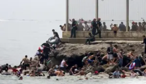 FOTOGRAFÍA. CASTILLEJOS (MARRUECOS)/CEUTA (ESPAÑA), 30 DE JULIO DE 2026. Ceuta, la UE ofrece apoyo operativo, financiero y Frontex a España. Miles de inmigrantes ilegales, jóvenes marroquíes, llegaron este jueves a la frontera entre Castillejos (Marruecos) y Ceuta para tratar de cruzar la valla que separa las dos ciudades, según pudo comprobar Efe. Cientos de ellos saltaron las vallas de protección, que no estaban custodiadas en ese momento por policías, y accedieron a Ceuta. Efe