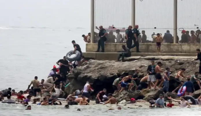 FOTOGRAFÍA. CASTILLEJOS (MARRUECOS)/CEUTA (ESPAÑA), 30 DE JULIO DE 2026. Ceuta, la UE ofrece apoyo operativo, financiero y Frontex a España. Miles de inmigrantes ilegales, jóvenes marroquíes, llegaron este jueves a la frontera entre Castillejos (Marruecos) y Ceuta para tratar de cruzar la valla que separa las dos ciudades, según pudo comprobar Efe. Cientos de ellos saltaron las vallas de protección, que no estaban custodiadas en ese momento por policías, y accedieron a Ceuta. Efe