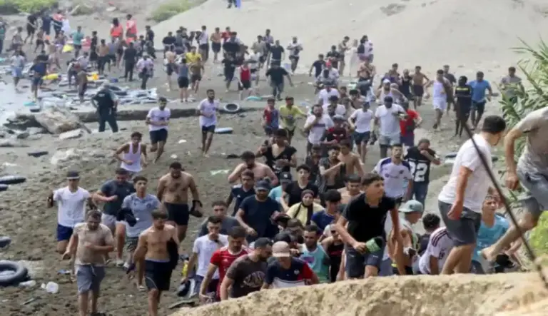 FOTOGRAFÍA. CASTILLEJOS (MARRUECOS)/CEUTA (ESPAÑA), 30 DE JULIO DE 2026. Ceuta, la UE ofrece apoyo operativo, financiero y Frontex a España. Miles de inmigrantes ilegales, jóvenes marroquíes, llegaron este jueves a la frontera entre Castillejos (Marruecos) y Ceuta para tratar de cruzar la valla que separa las dos ciudades, según pudo comprobar Efe. Cientos de ellos saltaron las vallas de protección, que no estaban custodiadas en ese momento por policías, y accedieron a Ceuta. Efe
