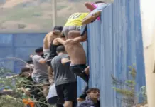 FOTOGRAFÍA. CASTILLEJOS (MARRUECOS)/CEUTA (ESPAÑA), 30 DE JULIO DE 2026. Ceuta, la UE ofrece apoyo operativo, financiero y Frontex a España. Miles de inmigrantes ilegales, jóvenes marroquíes, llegaron este jueves a la frontera entre Castillejos (Marruecos) y Ceuta para tratar de cruzar la valla que separa las dos ciudades, según pudo comprobar Efe. Cientos de ellos saltaron las vallas de protección, que no estaban custodiadas en ese momento por policías, y accedieron a Ceuta. Efe