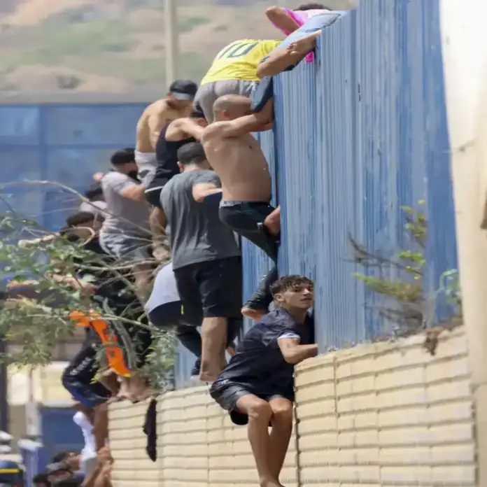 FOTOGRAFÍA. CASTILLEJOS (MARRUECOS)/CEUTA (ESPAÑA), 30 DE JULIO DE 2026. Ceuta, la UE ofrece apoyo operativo, financiero y Frontex a España. Miles de inmigrantes ilegales, jóvenes marroquíes, llegaron este jueves a la frontera entre Castillejos (Marruecos) y Ceuta para tratar de cruzar la valla que separa las dos ciudades, según pudo comprobar Efe. Cientos de ellos saltaron las vallas de protección, que no estaban custodiadas en ese momento por policías, y accedieron a Ceuta. Efe