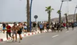 FOTOGRAFÍA. CASTILLEJOS (MARRUECOS)/CEUTA (ESPAÑA), 30 DE JULIO DE 2026. Ceuta, la UE ofrece apoyo operativo, financiero y Frontex a España. Miles de inmigrantes ilegales, jóvenes marroquíes, llegaron este jueves a la frontera entre Castillejos (Marruecos) y Ceuta para tratar de cruzar la valla que separa las dos ciudades, según pudo comprobar Efe. Cientos de ellos saltaron las vallas de protección, que no estaban custodiadas en ese momento por policías, y accedieron a Ceuta. Efe