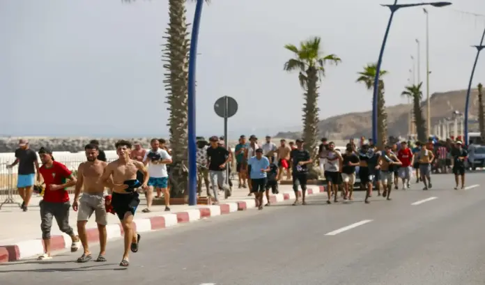 invasión de Ceuta por parte de miles de inmigrantes marroquíes, desde castillejos (Marruecos), Ceuta, la UE ofrece apoyo operativo, financiero y Frontex a España (7) FOTOGRAFÍA. CASTILLEJOS (MARRUECOS)/CEUTA (ESPAÑA), 30 DE JULIO DE 2026. Ceuta, la UE ofrece apoyo operativo, financiero y Frontex a España. Miles de inmigrantes ilegales, jóvenes marroquíes, llegaron este jueves a la frontera entre Castillejos (Marruecos) y Ceuta para tratar de cruzar la valla que separa las dos ciudades, según pudo comprobar Efe. Cientos de ellos saltaron las vallas de protección, que no estaban custodiadas en ese momento por policías, y accedieron a Ceuta. Efe
