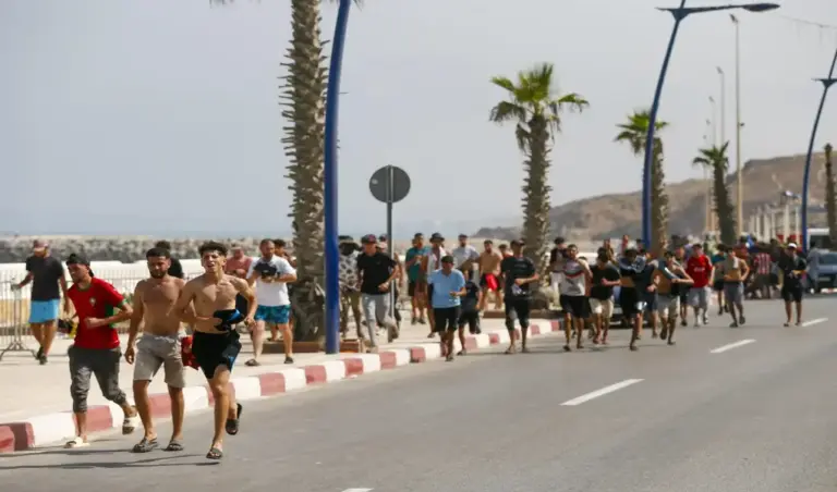 FOTOGRAFÍA. CASTILLEJOS (MARRUECOS)/CEUTA (ESPAÑA), 30 DE JULIO DE 2026. Ceuta, la UE ofrece apoyo operativo, financiero y Frontex a España. Miles de inmigrantes ilegales, jóvenes marroquíes, llegaron este jueves a la frontera entre Castillejos (Marruecos) y Ceuta para tratar de cruzar la valla que separa las dos ciudades, según pudo comprobar Efe. Cientos de ellos saltaron las vallas de protección, que no estaban custodiadas en ese momento por policías, y accedieron a Ceuta. Efe