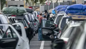 FOTOGRAFÍA. BENI ENZAR (MARRUECOS), 31 DE JULIO DE 2026. Cierre de fronteras: Viajeros marroquíes atrapados en Beni Enzar (Marruecos). Varias personas conversan en la frontera de Beni Enzar (Marruecos) con Melilla (España) única operativa entre España y Marruecos en Melilla, que permanece cerrada. Efe
