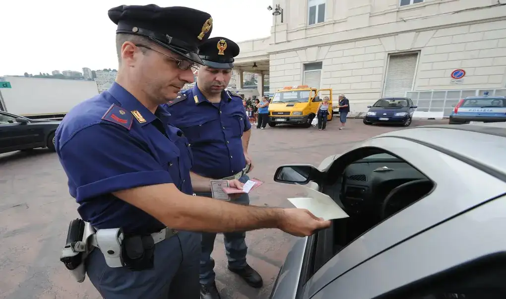 FOTOGRAFÍA. GÉNOVA (ITALIA), 30 DE JULIO DE 2026. Ceuta, Italia estudia la suspensión del Schengen con España. Un policía italiano revisa los documentos de un conductor en Génova, Italia. Efe