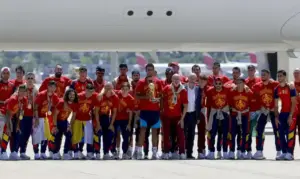 FOTOGRAFÍA. MADRID (ESPAÑA), 20 DE JULIO DE 2026. La selección campeona del mundo ante Argentina llega a Madrid. La selección española de fútbol, campeona del Mundial tras vencer en la final a Argentina, aterrizó este lunes a las 14:25 horas en la terminal 4 del aeropuerto de Madrid Barajas-Adolfo Suárez procedente de Nueva York (EE.UU). Efe
