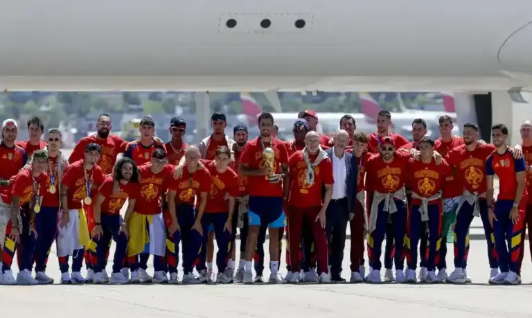 FOTOGRAFÍA. MADRID (ESPAÑA), 20 DE JULIO DE 2026. La selección campeona del mundo ante Argentina llega a Madrid. La selección española de fútbol, campeona del Mundial tras vencer en la final a Argentina, aterrizó este lunes a las 14:25 horas en la terminal 4 del aeropuerto de Madrid Barajas-Adolfo Suárez procedente de Nueva York (EE.UU). Efe