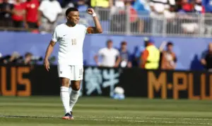FOTOGRAFÍA. FOXBOROUGH (ESTADOS UNIDOS DE AMÉRICA EEUU), 09 DE JULIO DE 2026. Francia-Marruecos, Igual que en Catar 2022 2-0. Kylian Mbappé, de Francia, celebra con sus compañeros tras marcar el 1-0 durante el partido de cuartos de final del Mundial de la FIFA 2026. Efe