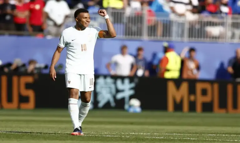 FOTOGRAFÍA. FOXBOROUGH (ESTADOS UNIDOS DE AMÉRICA EEUU), 09 DE JULIO DE 2026. Francia-Marruecos, Igual que en Catar 2022 2-0. Kylian Mbappé, de Francia, celebra con sus compañeros tras marcar el 1-0 durante el partido de cuartos de final del Mundial de la FIFA 2026. Efe