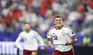 FOTOGRAFÍA. DALLAS (ESTADOS UNIDOS DE AMÉRICA EEUU), 14 DE JULIO DE 2026. España le amarga la fiesta nacional a Francia y se clasifica a la final del Mundial 0-2. Pedro Antonio Porro Sauceda (Pedro Porro) de España celebra un gol este martes, en el partido de semifinales del Mundial de la FIFA 2026 entre Francia y España en el estadio AT&T en Arlington (Estados Unidos). Efe