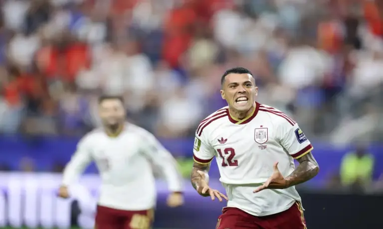 FOTOGRAFÍA. DALLAS (ESTADOS UNIDOS DE AMÉRICA EEUU), 14 DE JULIO DE 2026. España le amarga la fiesta nacional a Francia y se clasifica a la final del Mundial 0-2. Pedro Antonio Porro Sauceda (Pedro Porro) de España celebra un gol este martes, en el partido de semifinales del Mundial de la FIFA 2026 entre Francia y España en el estadio AT&T en Arlington (Estados Unidos). Efe