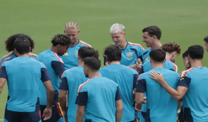 España-Francia, Mundial 2026 FOTOGRAFÍA. DALLAS (ESTADOS UNIDOS DE AMÉRICA EEUU), 13 DE JULIO DE 2026. España con duda en el once titular por resolver. Los jugadores de la selección española durante el entrenamiento de este lunes en el Estadio Cotton Bowl en Dallas, en la víspera de la semifinal del Mundial de Fútbol ante Francia. Efe