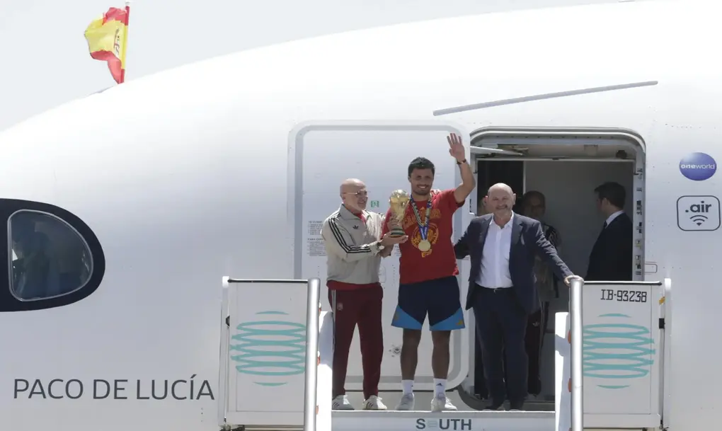 FOTOGRAFÍA. MADRID (ESPAÑA), 20 DE JULIO DE 2026. La selección campeona del mundo ante Argentina llega a Madrid. La selección española de fútbol, campeona del Mundial tras vencer en la final a Argentina, aterrizó este lunes a las 14:25 horas en la terminal 4 del aeropuerto de Madrid Barajas-Adolfo Suárez procedente de Nueva York (EE.UU). Efe