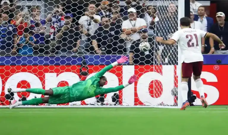 FOTOGRAFÍA. DALLAS (ESTADOS UNIDOS DE AMÉRICA EEUU), 14 DE JULIO DE 2026. Francia-España: Oyarzabal da ventaja de a España al descanso 0-1. Mikel Oyarzabal Ugarte (d) de España anota un gol este martes, en el partido de semifinales del Mundial de la FIFA 2026 entre Francia y España en el estadio AT&T en Arlington (Estados Unidos de América EEUU). Efe