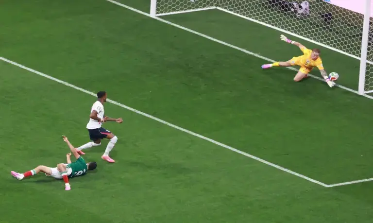 FOTOGRAFÍA. CIUDAD DE MÉXICO), 05 DE JULIO DE 2026. Inglaterra gana a México al término del primer tiempo 1-2. Raúl Jiménez (i) de México disputa el balón con Jordan Pickford (d) de Inglaterra este domingo, en un partido por los octavos de final del Mundial de la FIFA 2026 entre México e Inglaterra en el estadio Azteca, en Ciudad de México (México). Efe