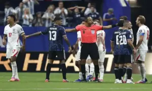 FOTOGRAFÍA. ATLANTA (ESTADOS UNIDOS DE AMÉRICA EEUU), 15 DE JULIO DE 2026. Inglaterra y Argentina empatan sin goles al término del primer tiempo. El árbitro estadounidense Ismail Elfath (3-I) en el partido de semifinales del Mundial de la FIFA 2026 entre Inglaterra y Argentina en el estadio Mercedes-Benz en Atlanta (Estados Unidos de América EEUU). Efe