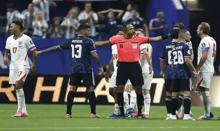 FOTOGRAFÍA. ATLANTA (ESTADOS UNIDOS DE AMÉRICA EEUU), 15 DE JULIO DE 2026. Inglaterra y Argentina empatan sin goles al término del primer tiempo. El árbitro estadounidense Ismail Elfath (3-I) en el partido de semifinales del Mundial de la FIFA 2026 entre Inglaterra y Argentina en el estadio Mercedes-Benz en Atlanta (Estados Unidos de América EEUU). Efe