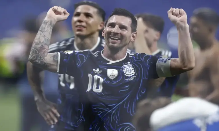 FOTOGRAFÍA. ATLANTA (ESTADOS UNIDOS DE AMÉRICA EEUU), 15 DE JULIO DE 2026. Messi y Cafú únicos jugadores en la historia con tres finales de Mundial. Lionel Messi, de Argentina, celebra la victoria ante Inglaterra en semifinales del Mundial 2026. Efe