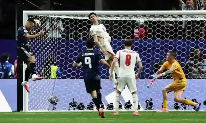 FOTOGRAFÍA. ATLANTA (ESTADOS UNIDOS DE AMÉRICA EEUU), 15 DE JULIO DE 2026. Una vigorosa reacción clasifica a la final del Mundial a Argentina ante Inglaterra 1-2. Lautaro Martínz marca de cabeza en el partido de semifinales del Mundial de la FIFA 2026 entre Inglaterra y Argentina en el estadio Mercedes-Benz en Atlanta (Estados Unidos de América EEUU). Efe