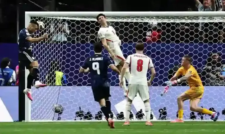 FOTOGRAFÍA. ATLANTA (ESTADOS UNIDOS DE AMÉRICA EEUU), 15 DE JULIO DE 2026. Una vigorosa reacción clasifica a la final del Mundial a Argentina ante Inglaterra 1-2. Lautaro Martínz marca de cabeza en el partido de semifinales del Mundial de la FIFA 2026 entre Inglaterra y Argentina en el estadio Mercedes-Benz en Atlanta (Estados Unidos de América EEUU). Efe