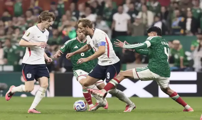 México-Inglaterra FOTOGRAFÍA. CIUDAD DE MÉXICO), 05 DE JULIO DE 2026. La selección de Inglaterra derrota a México para clasificarse 2-3. Edson Álvarez (d) de México disputa el balón con Harry Kane (c) de Inglaterra este domingo, en un partido de los octavos de final del Mundial de la FIFA 2026 entre México e Inglaterra en el estadio Azteca en la Ciudad de México (México). Efe