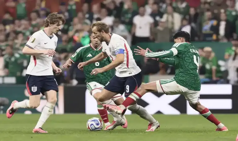 FOTOGRAFÍA. CIUDAD DE MÉXICO), 05 DE JULIO DE 2026. La selección de Inglaterra derrota a México para clasificarse 2-3. Edson Álvarez (d) de México disputa el balón con Harry Kane (c) de Inglaterra este domingo, en un partido de los octavos de final del Mundial de la FIFA 2026 entre México e Inglaterra en el estadio Azteca en la Ciudad de México (México). Efe