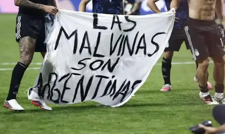 Inglaterra-Argentina: Futbolistas argentinos reivindican la soberanía sobre Malvinas (Atlántico sur)