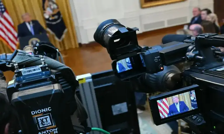 FOTOGRAFÍA. WASHINGTON (ESTADOS UNIDOS DE AMÉRICA EEUU), 16 DE JULIO D3 2026. Cháves y Maduro urdieron un plan para manipular resultados electorales entre 2004 y 2020. Detalle de varias cámaras de televisión al registrar al presidente de Estados Unidos de América EEUU, Donald John Trump (i), durante un discurso que dirigió a la nación este 16 de julio, desde la Casa Blanca, en Washington DC (EE.UU.). Efe