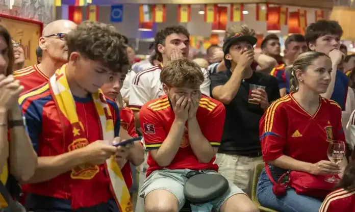 Portugal-España FOTOGRAFÍA. NUEVA YORK (ESTADOS UNIDOS DE AMÉRICA EEUU), 06 DE JULIO DE 2026. Celebración española en Nueva York bajo el éxtasis del gol de Merino. Aficionados observan la transmisión del partido de octavos de final del Mundial de la FIFA 2026 entre España y Portugal este 6 de julio de 2026, en Nueva York (EE.UU.). Efe