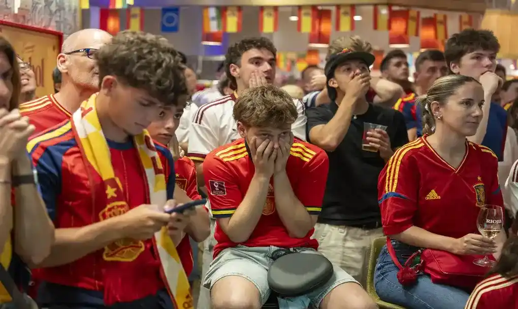 FOTOGRAFÍA. NUEVA YORK (ESTADOS UNIDOS DE AMÉRICA EEUU), 06 DE JULIO DE 2026. Celebración española en Nueva York bajo el éxtasis del gol de Merino. Aficionados observan la transmisión del partido de octavos de final del Mundial de la FIFA 2026 entre España y Portugal este 6 de julio de 2026, en Nueva York (EE.UU.). Efe