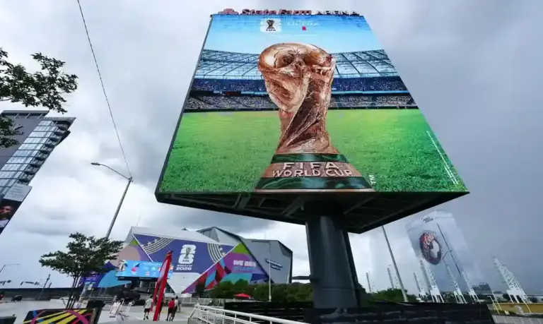 FOTOGRAFÍA. ATLANTA (ESTADOS UNIDOS DE AMÉRICA EEUU), 14 DE JUNIO DE 2026. De 6,175 kilos y con oro de 18 quilates, la copa del mundo combina dorado sobre base verde brillante. Una pantalla gigante muestra el trofeo de la Copa del Mundo FIFA 2026 en Atlanta., en una foto del pasado 14 de junio. Efe