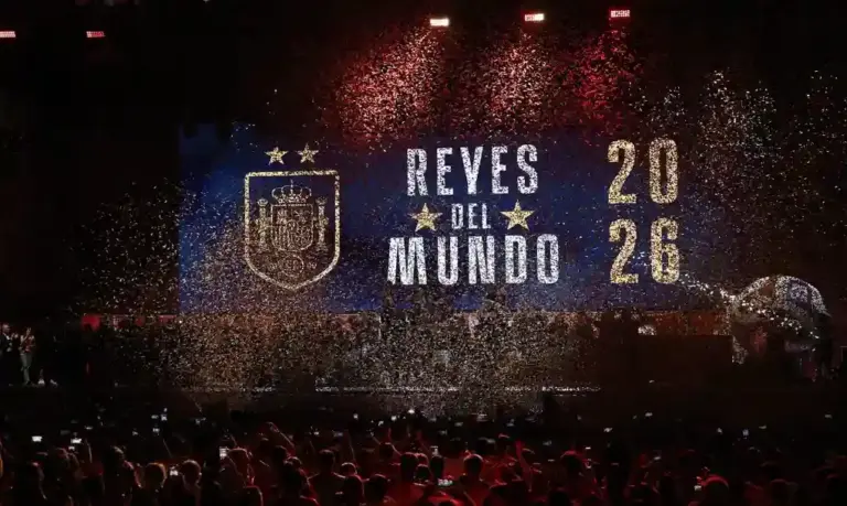FOTOGRAFÍA. MADRID (ESPAÑA), 20 DE JULIO DE 2026. Más de dos millones de personas reciben a los campeones del mundo en Madrid . Los jugadores de la selección española durante la celebración este lunes en la plaza de Cibeles de la conquista del Mundial 2026 por parte del combinado español ante Argentina de Leo Messi en Nueva Jersey (Estados Unidos de América, EEUU. Efe