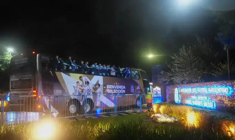 FOTOGRAFÍA. BUENOS AIRES (ARGENTINA), 20 DE JULIO DE 2026. Regreso discreto y sin festejos de Argentina tras derrota ante España. Jugadores de la selección de Argentina prefirieron tener este lunes un regreso discreto a Buenos Aires tras perder el domingo la final del Mundial ante España por 1-0 en Nueva Jersey (Estados Unidos de América EEUU). Efe